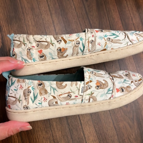 TOMS slip ons - Youth size 1 - sloths - good condition - Picture 5 of 7